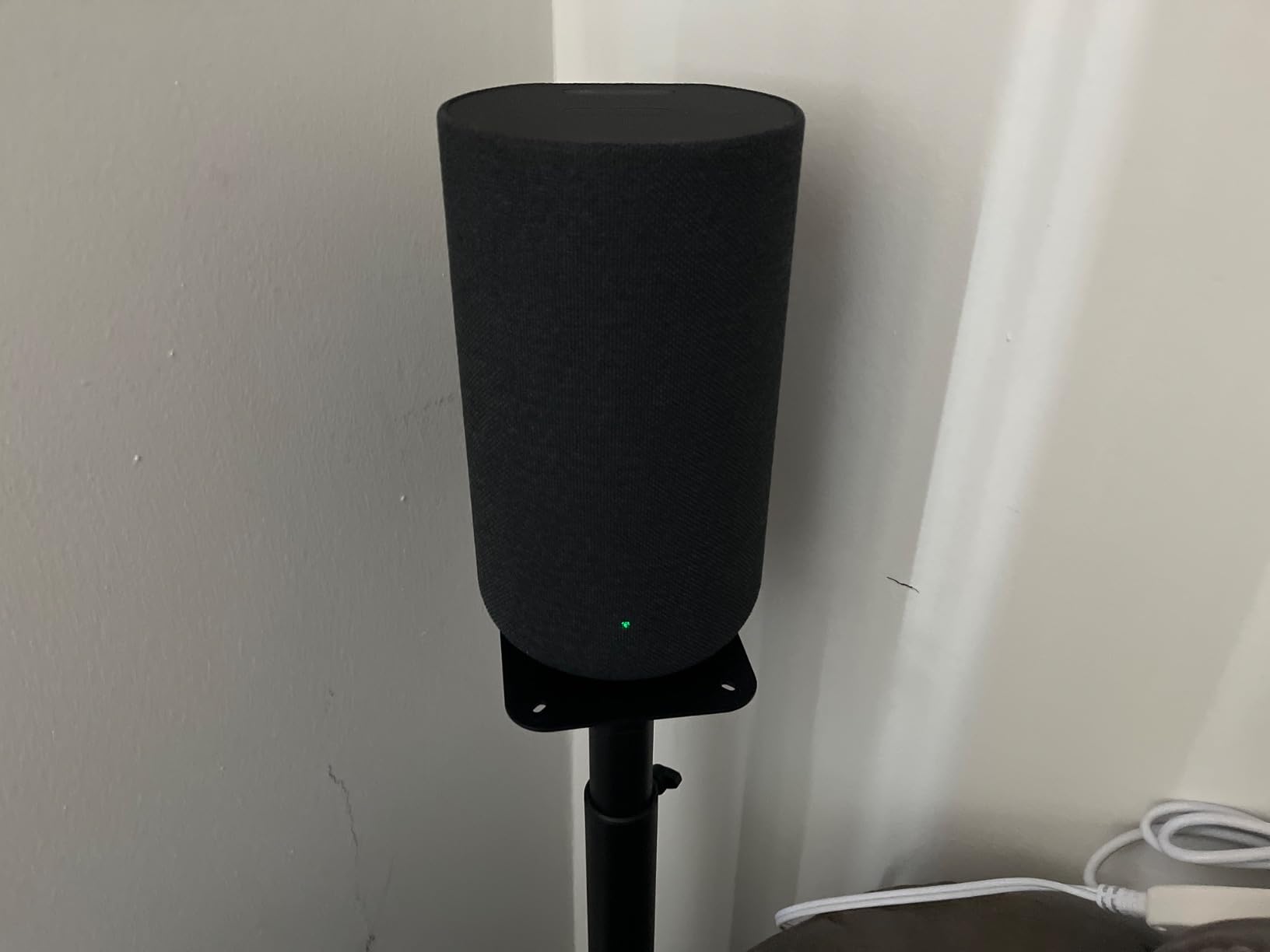 Immersive rear sound with no wires