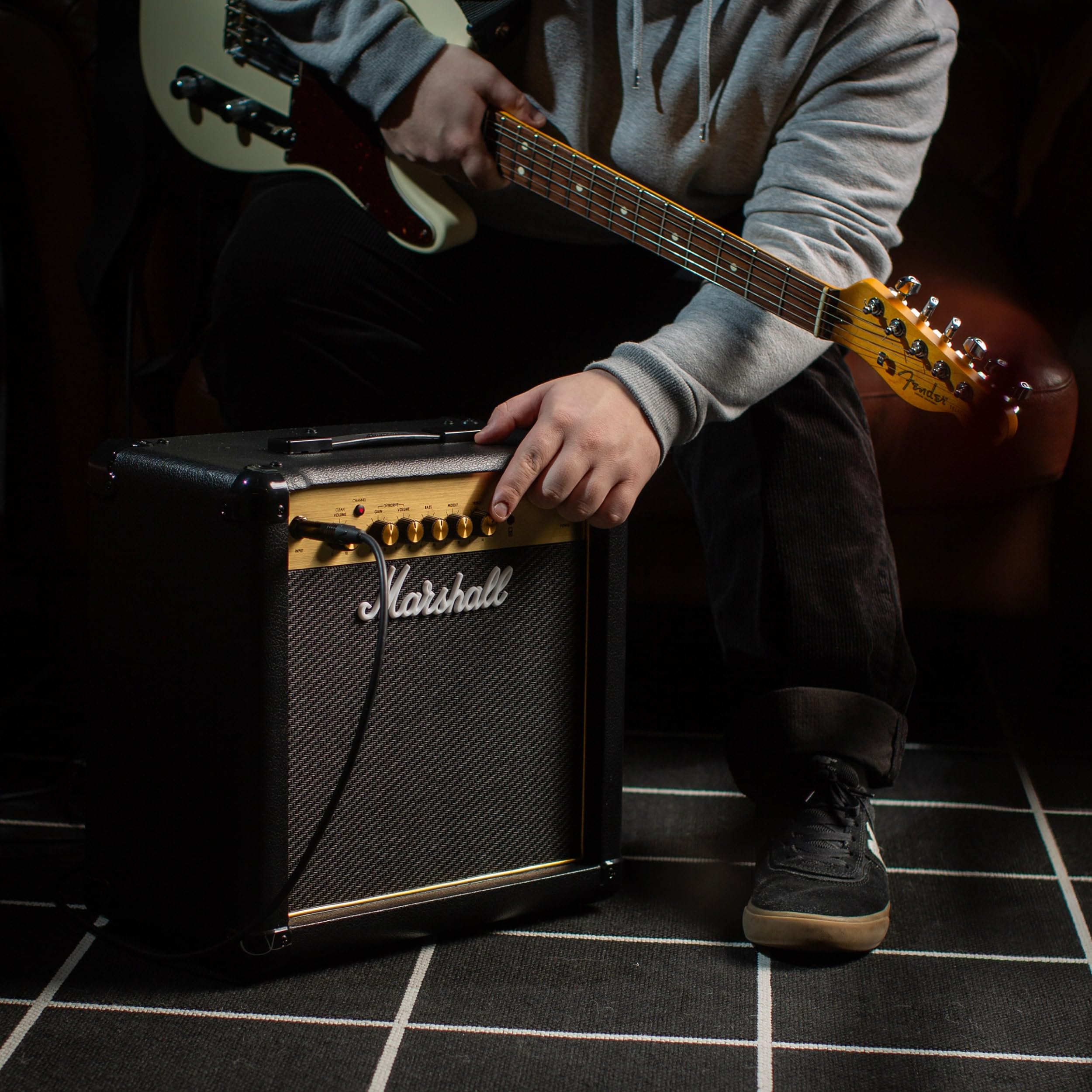 marshall-mg15g-combo-guitar-amplifier-15w-8-speaker-dual-channels-3-band-eq-head image 2