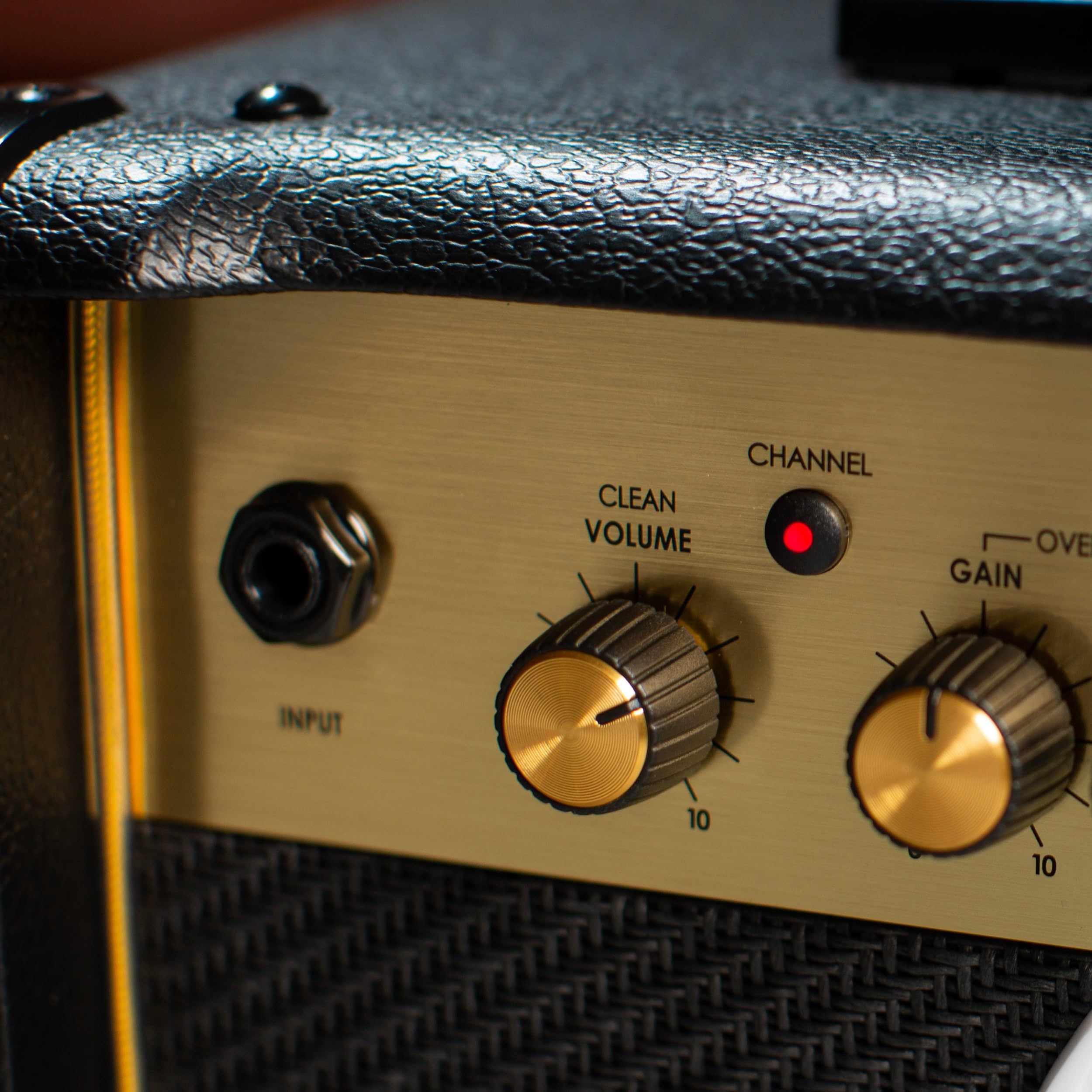 marshall-mg15g-combo-guitar-amplifier-15w-8-speaker-dual-channels-3-band-eq-head image 3