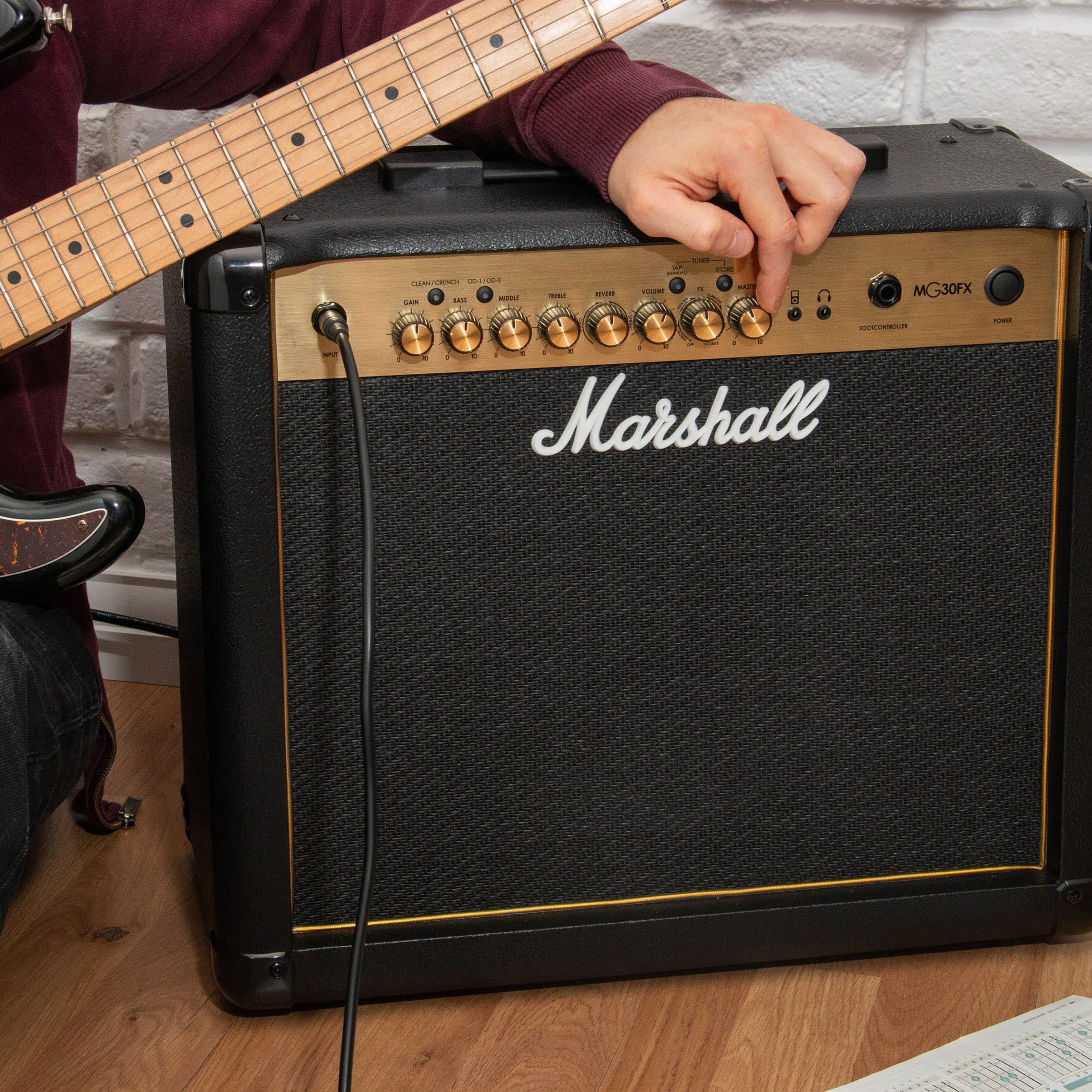 marshall-mg30gfx-combo-guitar-amplifier-30w-10-speaker-4-channels-digital-fx-3-b image 2